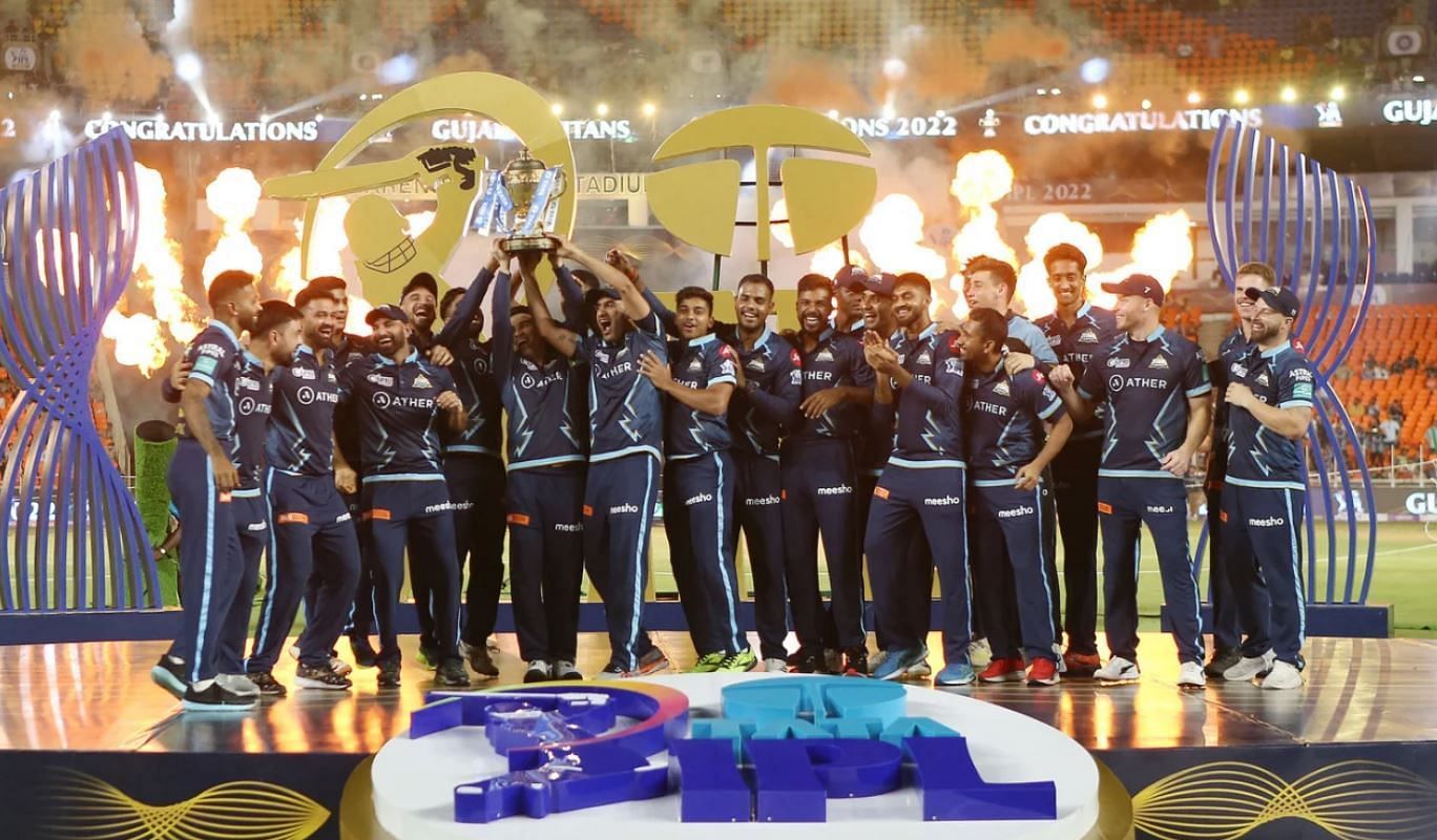 गुजरात टाइटंस की टीम टाइटल के साथ (photo: BCCI)